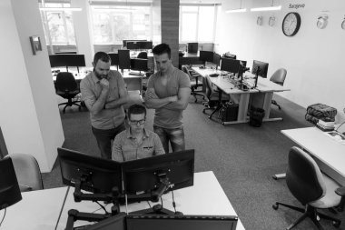 Girişimci iş adamları grubu çözüm bulmak için takım olarak çalışıyor