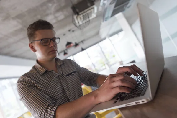 Junger Mann arbeitet am Laptop — Stockfoto