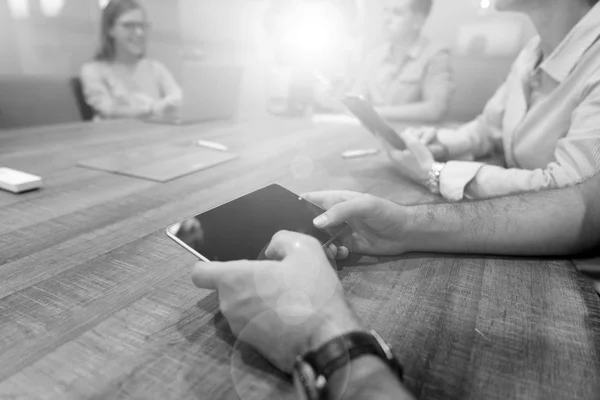 Close-up van zakenman op ontmoeting met behulp van tablet — Stockfoto