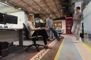 Günlük takım toplantısı ve beyin fırtınası.