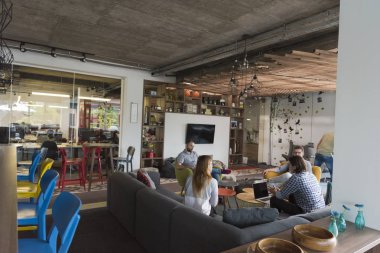 Takım toplantısı ve beyin fırtınası.