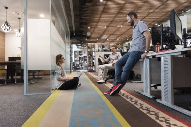 Günlük takım toplantısı ve beyin fırtınası.