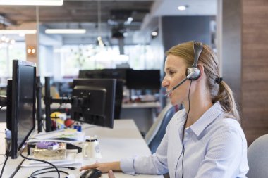 kadın destek telefonu operatörü