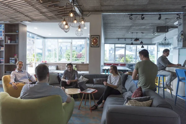 Reunión de equipo y lluvia de ideas — Foto de Stock