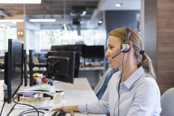 Kvinnliga stöd telefon operatör — Stockfoto