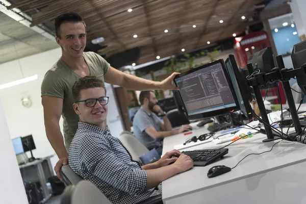 Start-up-Gruppe arbeitet als Team an Lösung — Stockfoto