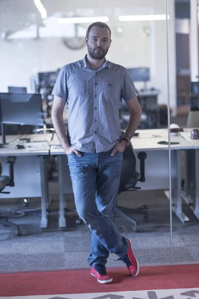 Hombre de negocios en la oficina moderna —  Fotos de Stock