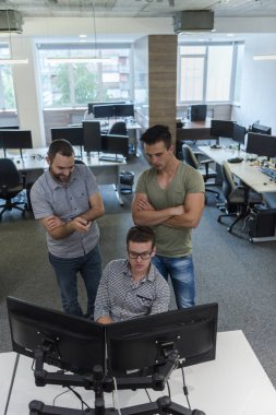 Girişimci iş adamları grubu çözüm bulmak için takım olarak çalışıyor