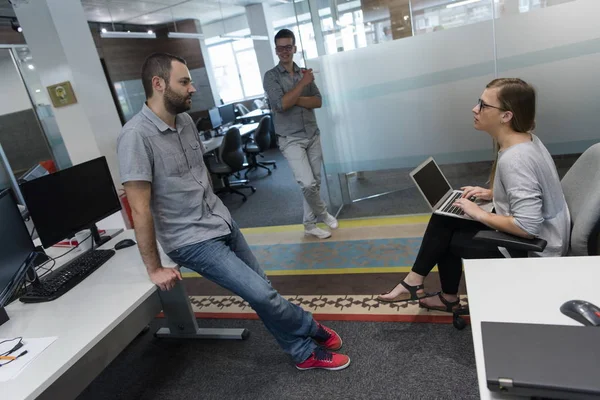 Reunión diaria del equipo y lluvia de ideas — Foto de Stock