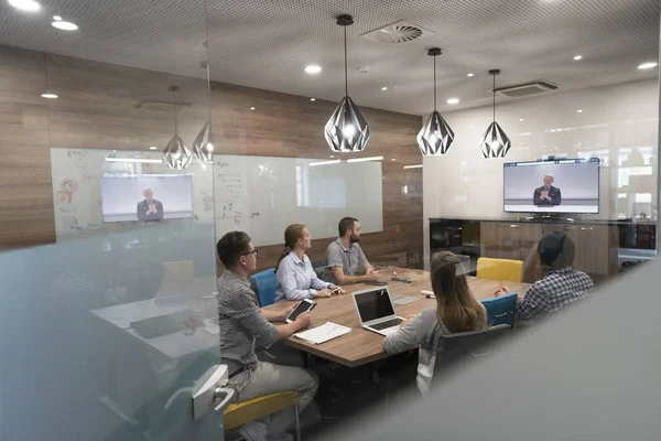 Start-up-Unternehmensgruppe nimmt an Videokonferenz teil — Stockfoto