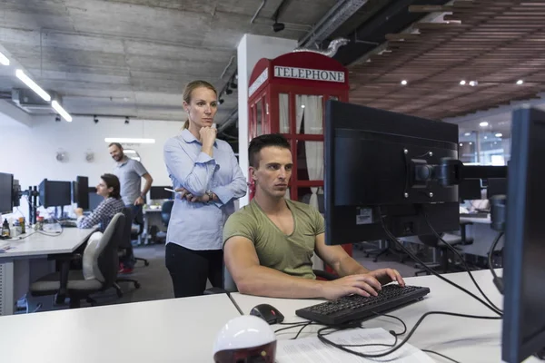 Couple d'affaires au bureau — Photo