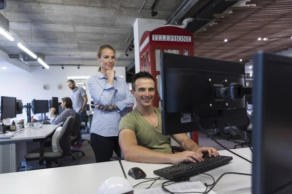 Pareja de negocios en la oficina — Foto de Stock