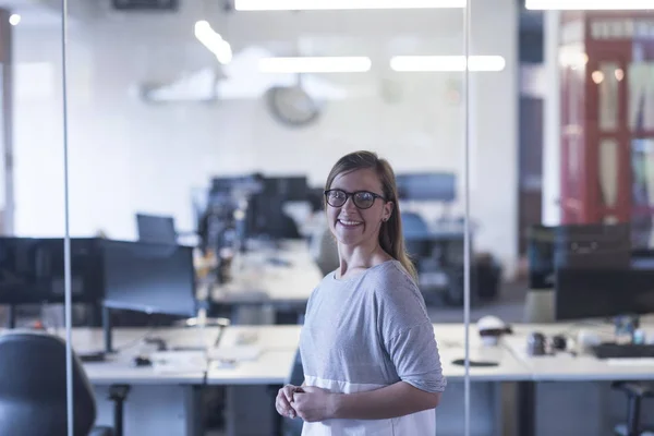 Retrato de mujer de negocios casual en la oficina — Foto de Stock