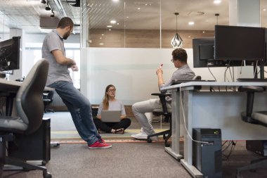 Günlük takım toplantısı ve beyin fırtınası.