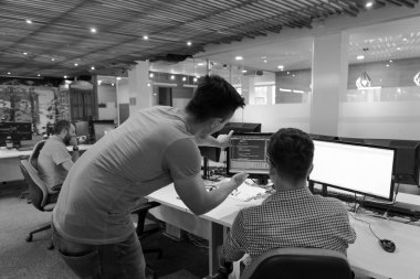 Girişimci iş adamları grubu çözüm bulmak için takım olarak çalışıyor