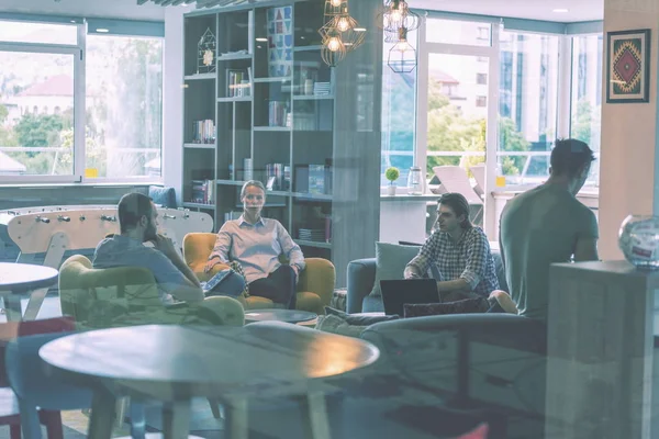 Reunión de equipo y lluvia de ideas —  Fotos de Stock