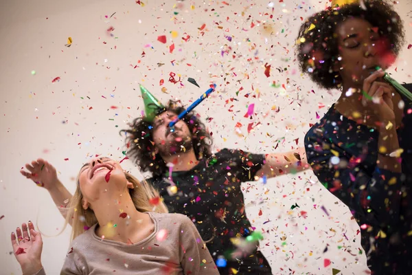 Confettis fête jeunes heureux — Photo