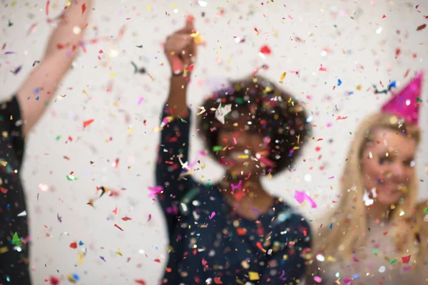 Confetti partij gelukkige jongeren — Stockfoto