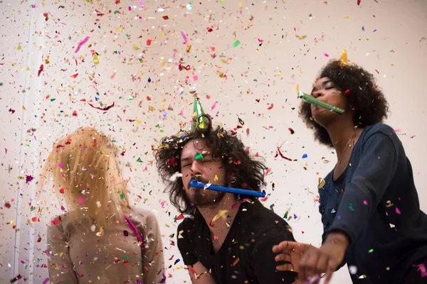 Confettis fête jeunes heureux — Photo