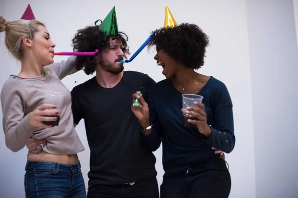 Κομφετί πάρτι χαρούμενους νέους ανθρώπους — Φωτογραφία Αρχείου