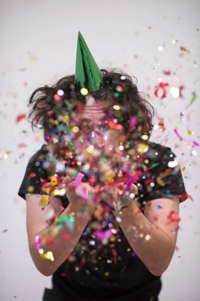 Jongeman Partij Viering Van Nieuwjaar Met Dalende Confetti — Stockfoto