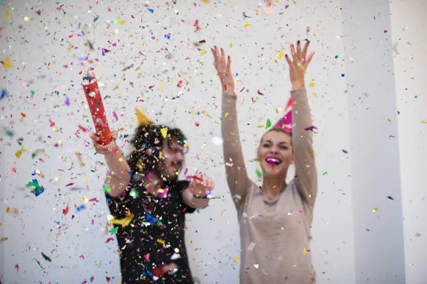 Confetti partij gelukkige jongeren — Stockfoto