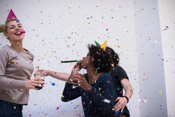 Confetti partij gelukkige jongeren — Stockfoto