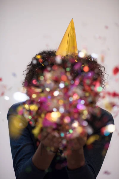 Confettis femme sur fête — Photo