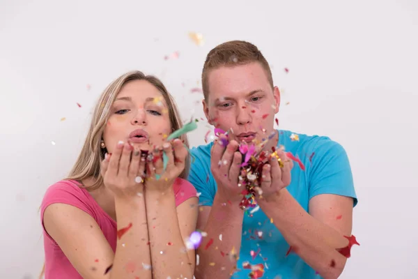 Jovem Casal Romântico Apaixonado Celebrando Soprando Decorações Confete — Fotografia de Stock