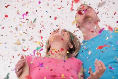 Konfeti partisi mutlu gençler