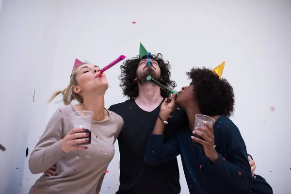 Confetti party zadowoleni młodzi ludzie — Zdjęcie stockowe