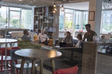 Takım toplantısı ve beyin fırtınası.