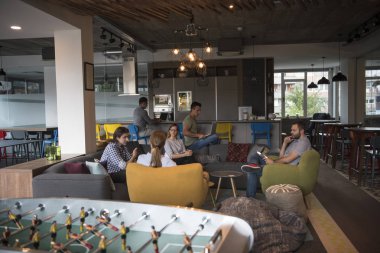 Takım toplantısı ve beyin fırtınası.