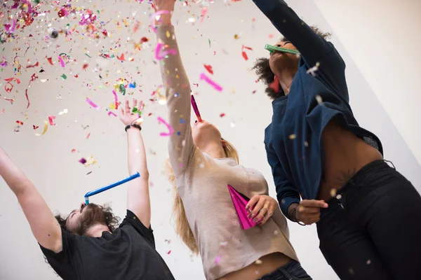 Confetti partij gelukkige jongeren — Stockfoto