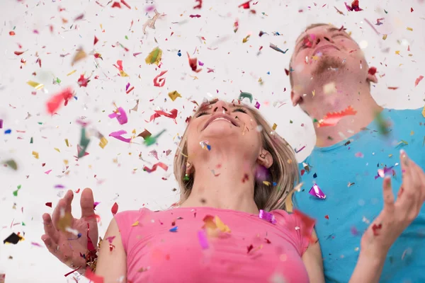 Jeune Couple Romantique Amoureux Célébrant Soufflant Décorations Confettis — Photo