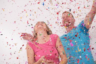 kutluyor ve konfeti süslemeleri üfleme aşık genç Romantik Çift