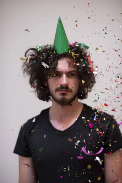 Pemuda Pesta Merayakan Tahun Baru Dengan Jatuh Confetti — Stok Foto