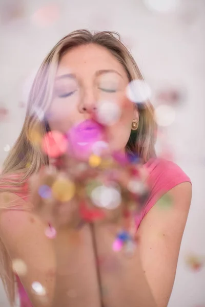 Belle Femme Soufflant Des Confettis Dans Air Partie Nouvelles Années — Photo