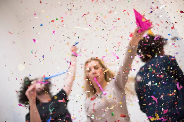 Confeti fiesta feliz jóvenes —  Fotos de Stock