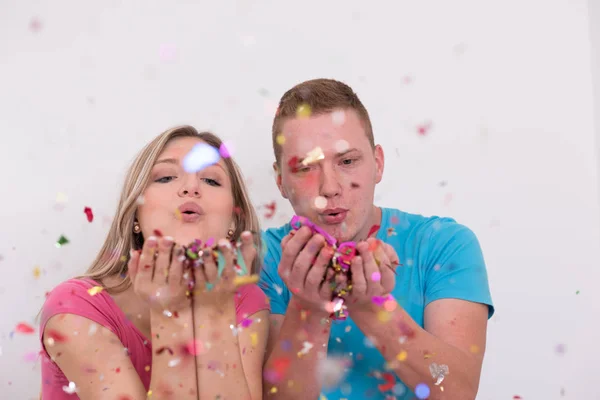 Jeune Couple Romantique Amoureux Célébrant Soufflant Décorations Confettis — Photo