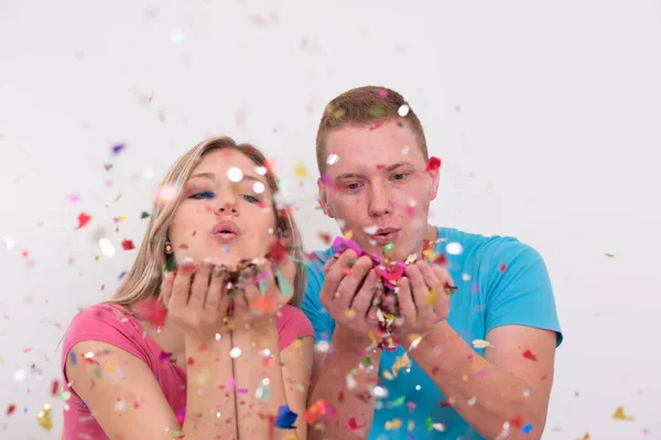 Confetti partij gelukkige jongeren — Stockfoto