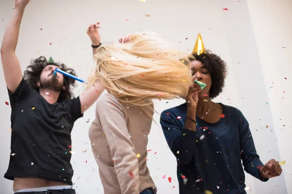 Confetti partij gelukkige jongeren — Stockfoto