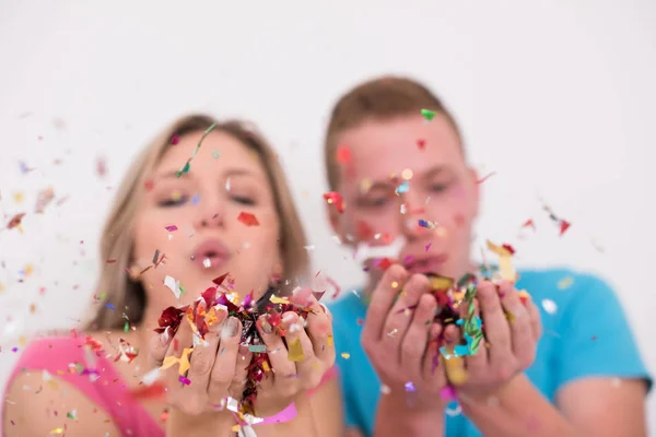 Confetti partij gelukkige jongeren — Stockfoto