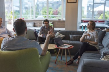 Takım toplantısı ve beyin fırtınası.