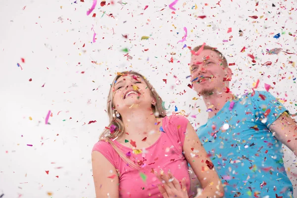 Confetti partij gelukkige jongeren — Stockfoto