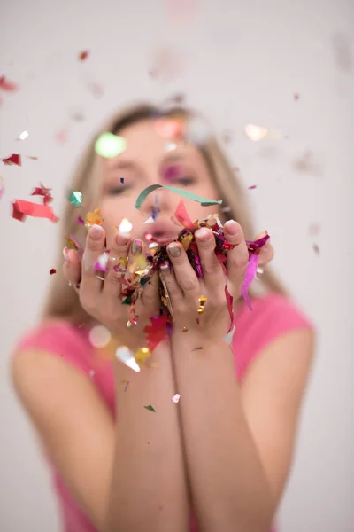 Mulher Bonita Soprando Confete Festa Ano Novo Véspera Celebração Isolada — Fotografia de Stock