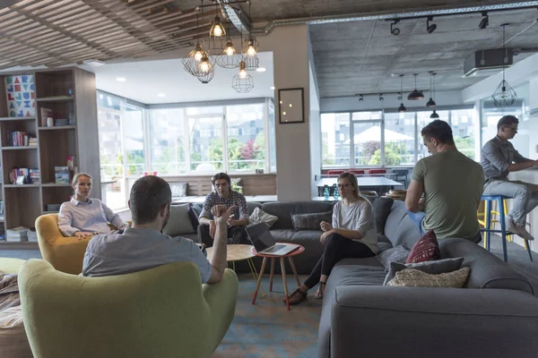 Modern Ofisteki Gençler Laptopta Çalışırken Kahve Içerken Takım Toplantısı Beyin — Stok fotoğraf