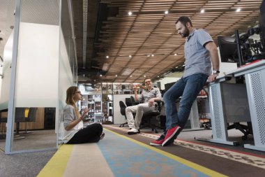 Günlük takım toplantısı ve beyin fırtınası.