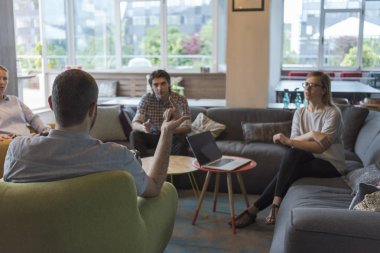 Takım toplantısı ve beyin fırtınası.