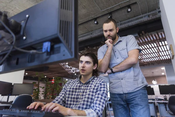 Startupföretag grupp arbetar som team för att hitta en lösning — Stockfoto